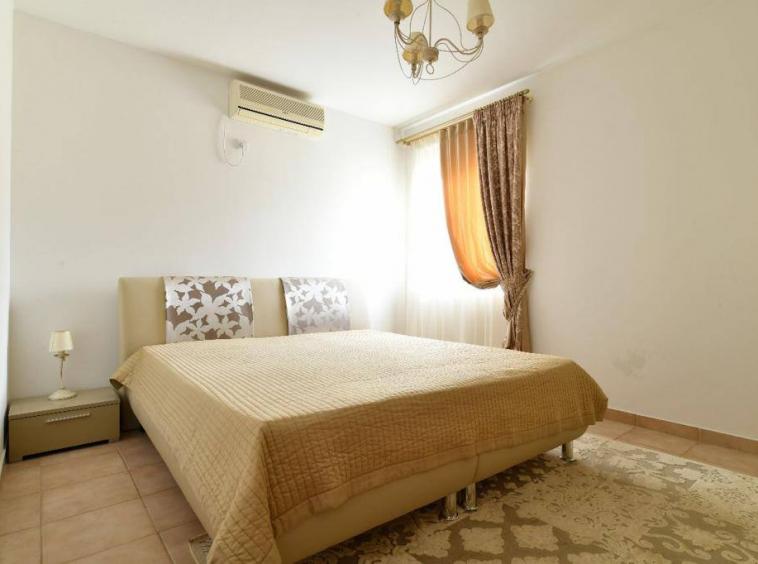 Сomfortable apartment with 3 bedrooms in Becici