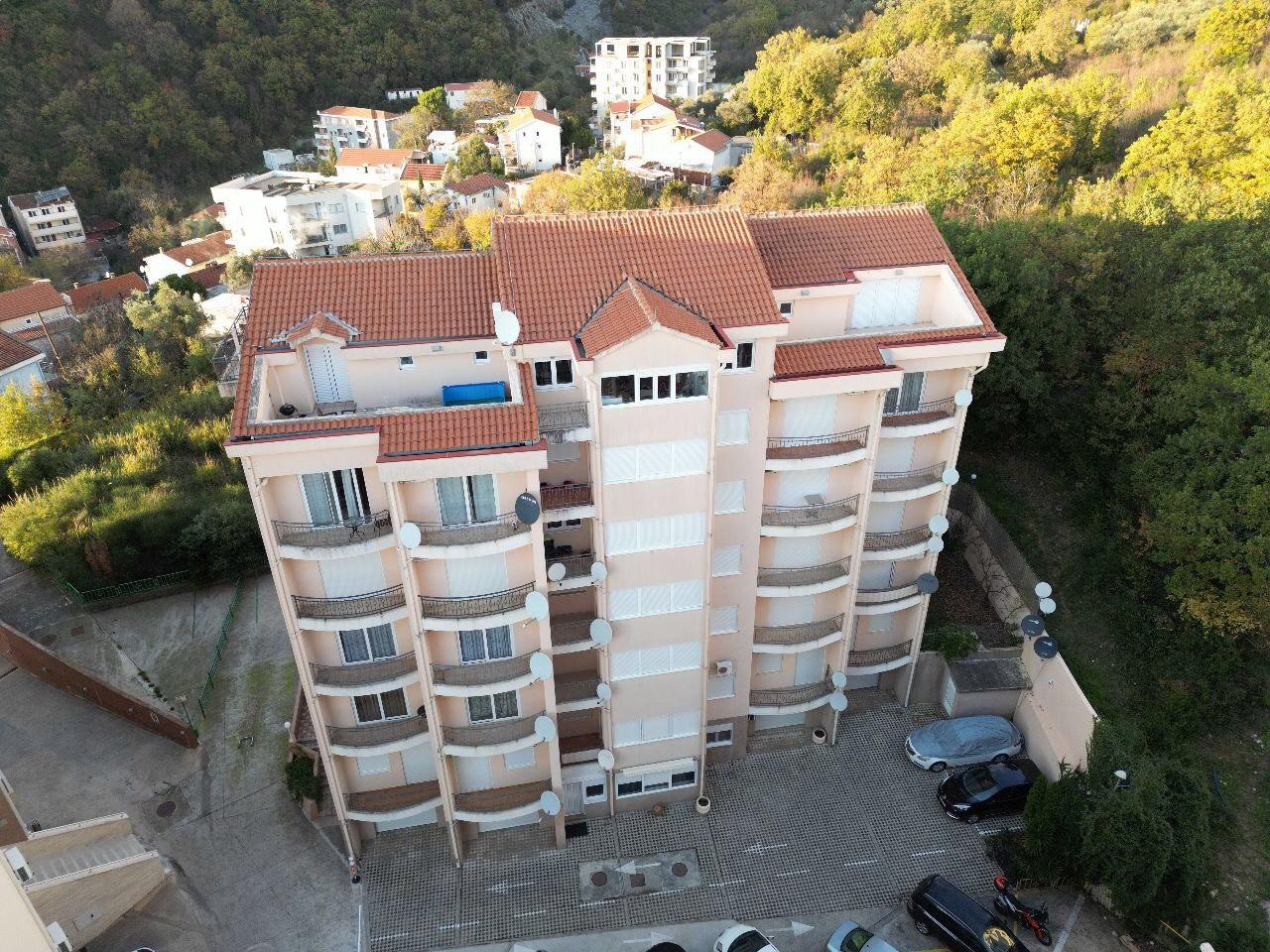 Сomfortable apartment with 3 bedrooms in Becici