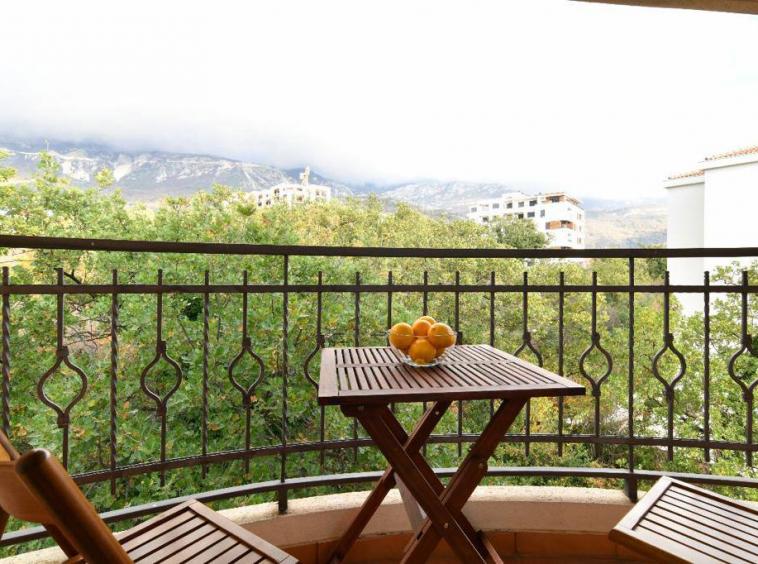 Сomfortable apartment with 3 bedrooms in Becici