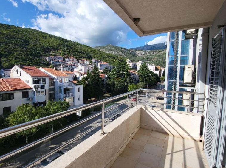 Family apartment with 3 bedrooms in Budva