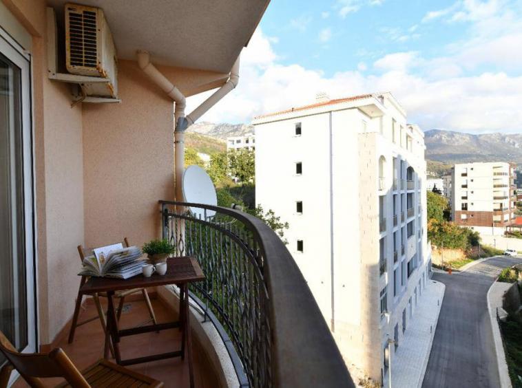 Сomfortable apartment with 3 bedrooms in Becici