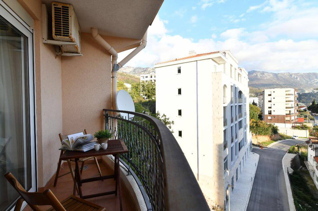 Сomfortable apartment with 3 bedrooms in Becici