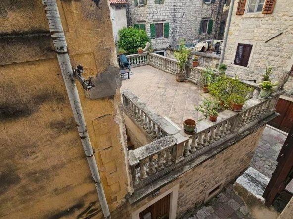 buy house in kotor