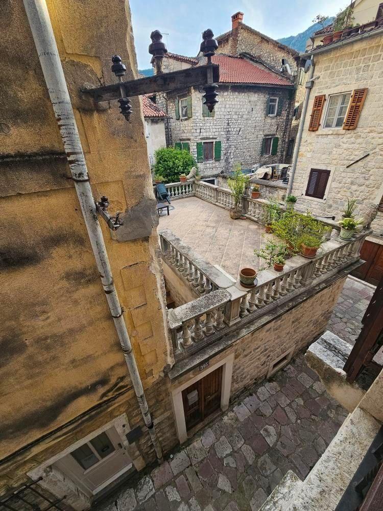 buy house in kotor