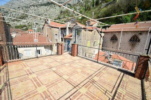 buy house in kotor