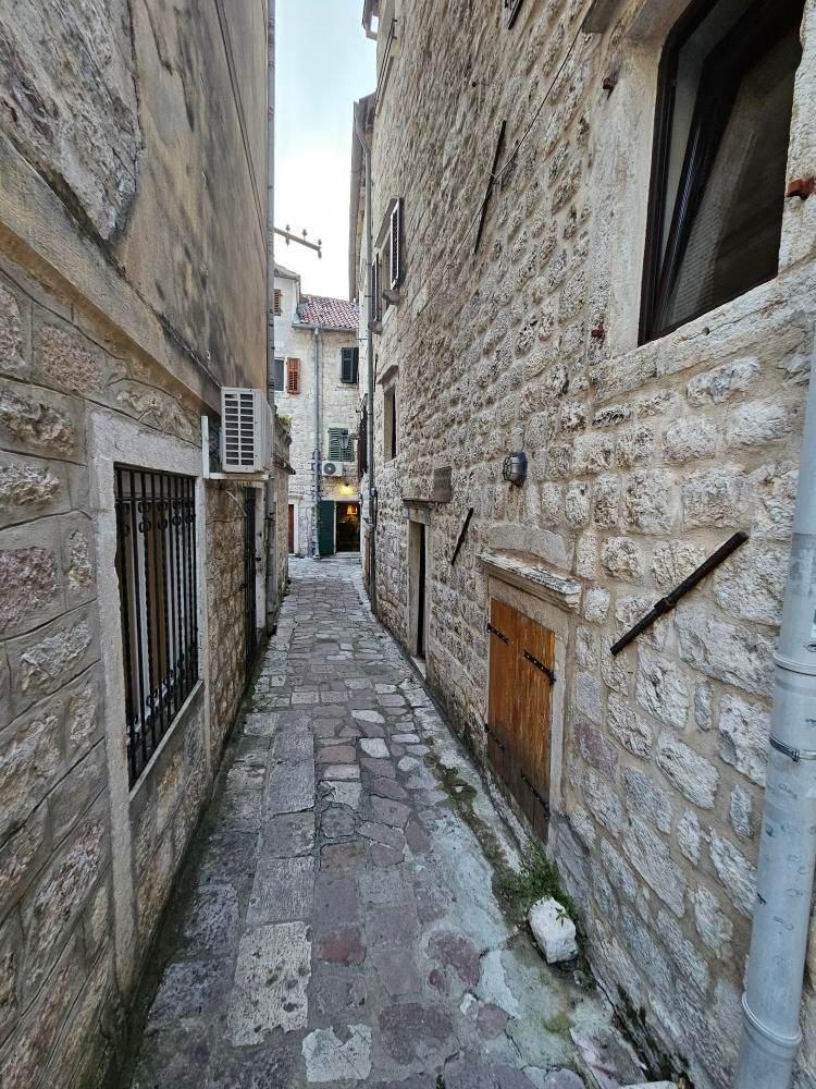buy house in kotor